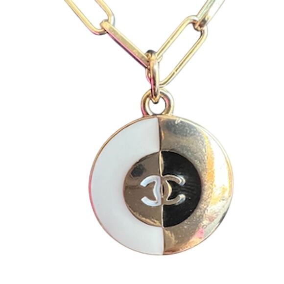 Chanel Gold Black & White CC Circle Pendant with Paper Clip Necklace (CCXX030) - Picture 2 of 4